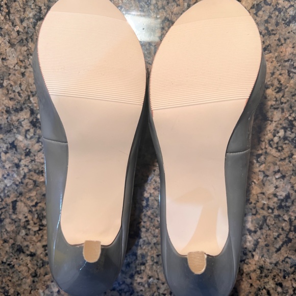 Steve Madden Grey Patent Leather Getta Pump - Size 7.5 - Picture 11 of 11